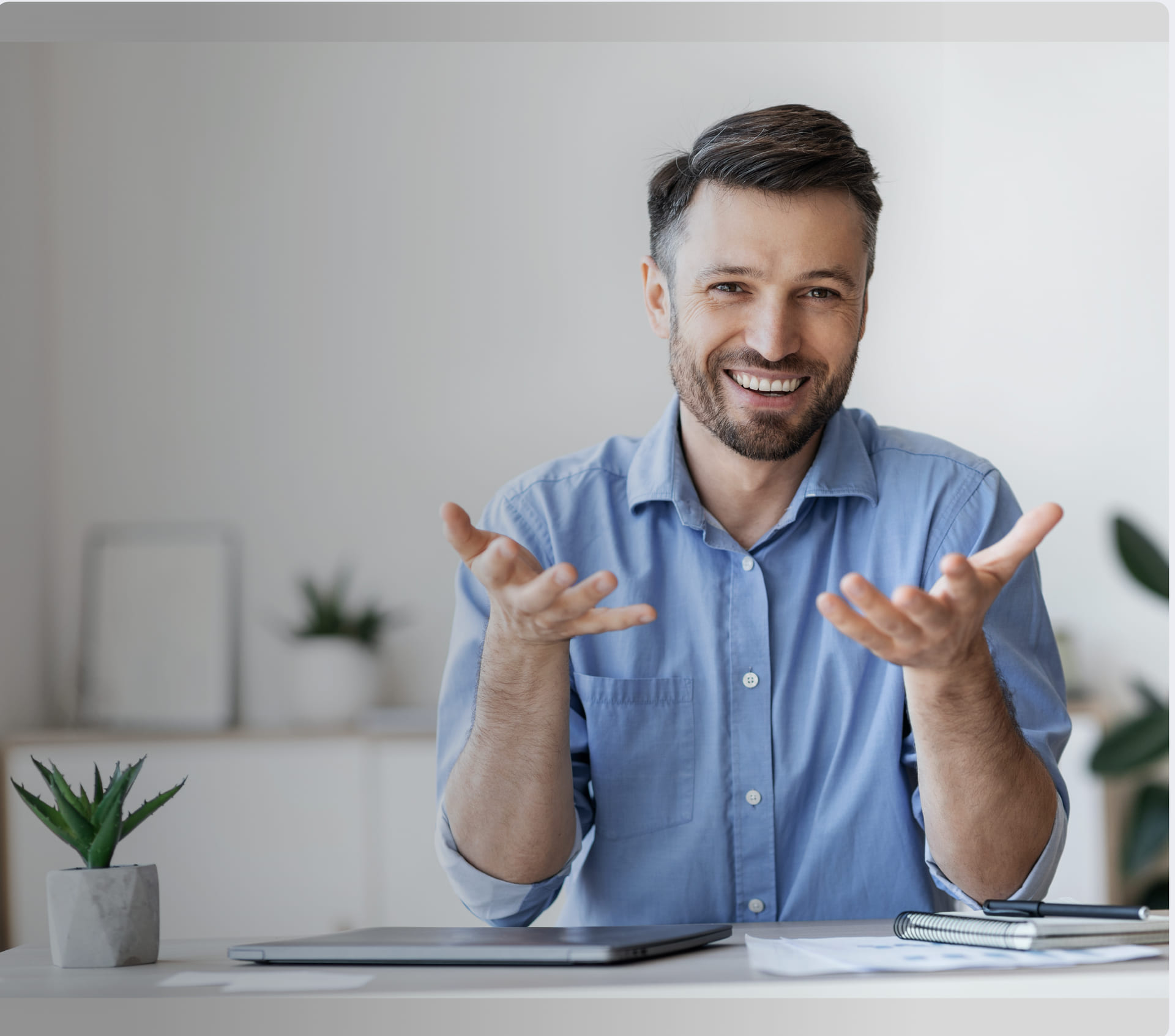 Profesor 10Plus zâmbind în timpul unei lecții online
